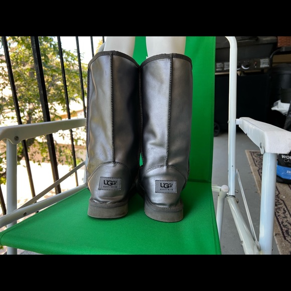 Silver UGGS - Picture 3 of 3